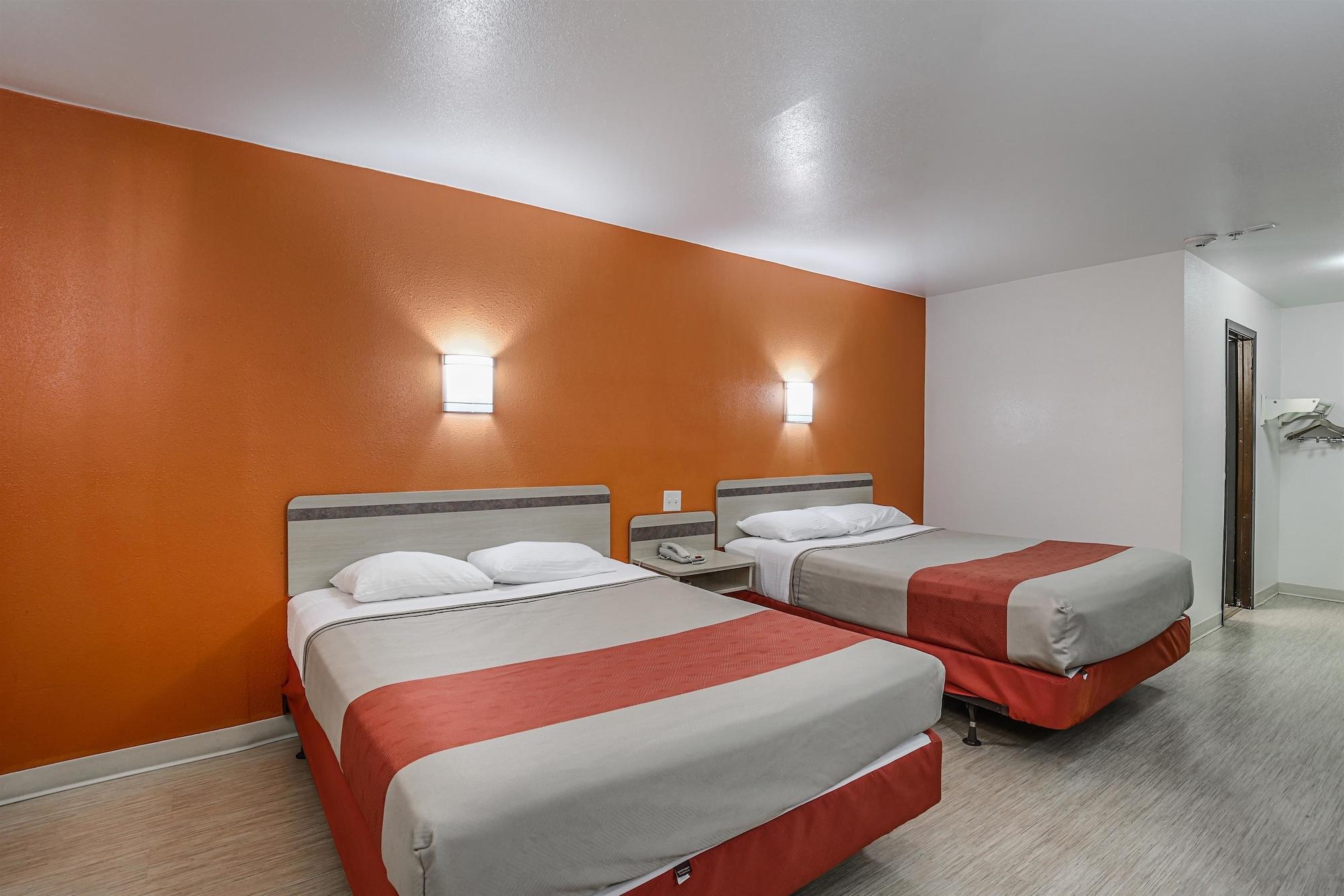 Hotel 6-pasadena, Tx 2*