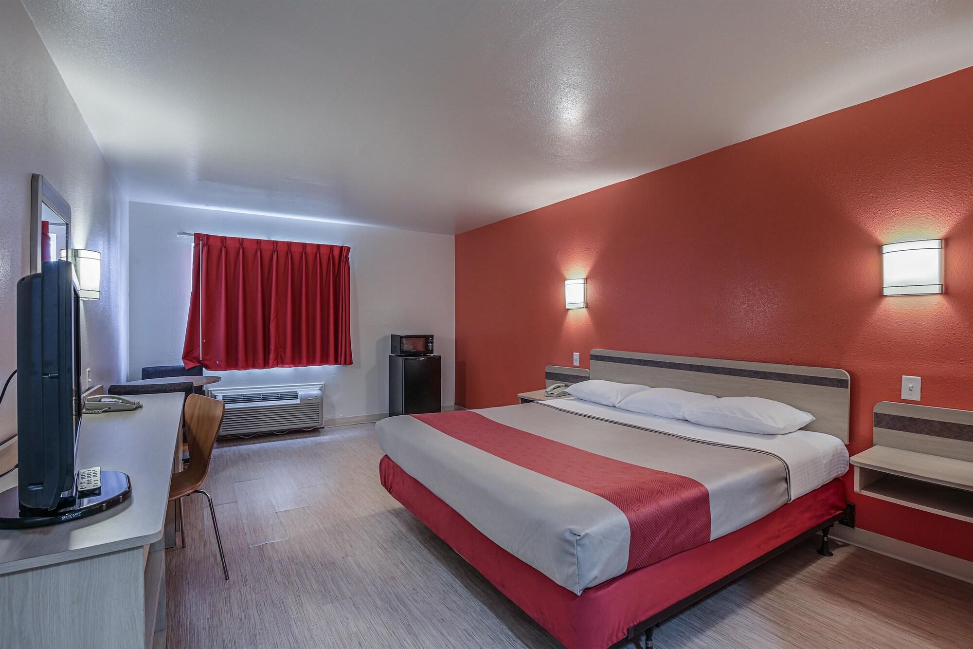 Hotel 6-pasadena, Tx 2*